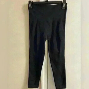 SPANX black cropped stretchy durable fabric‎ leggings. Medium